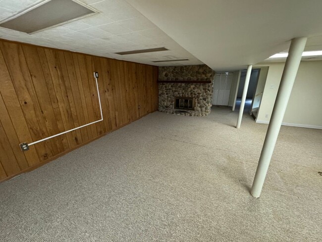 Building Photo - Four Bedroom Available in April - West Lafayette School District