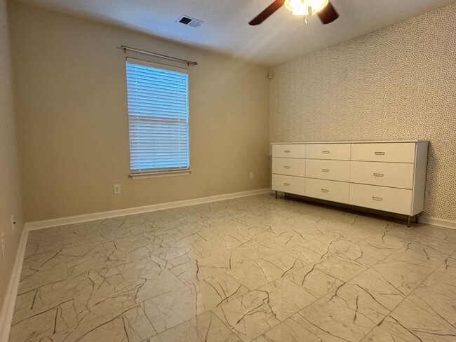Building Photo - Beautiful, Conveninetly located First Floor Condo