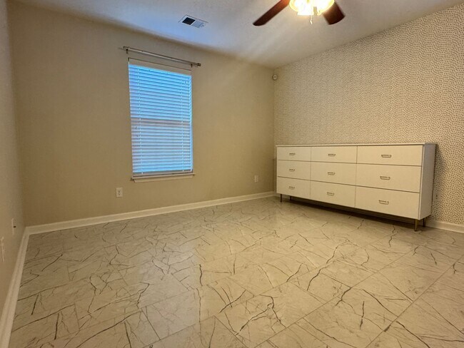 Building Photo - Beautiful, Well Maintained and Conveninetly located First Floor Condo