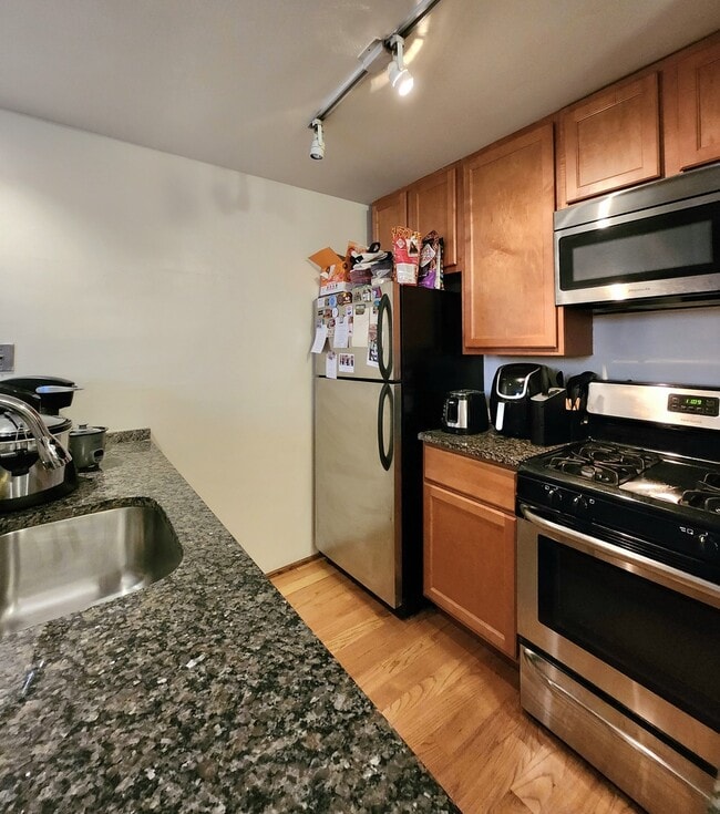 Building Photo - 1050 W Dickens Ave