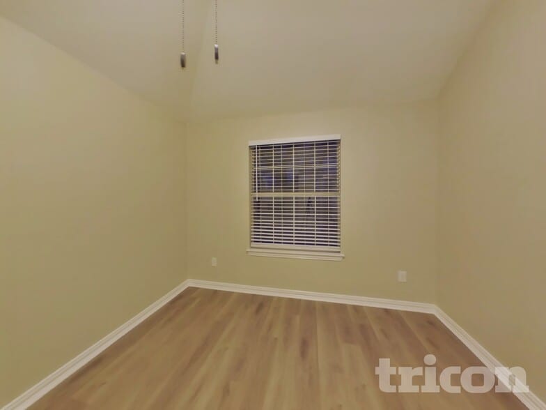 Building Photo - 2304 Greenview Dr