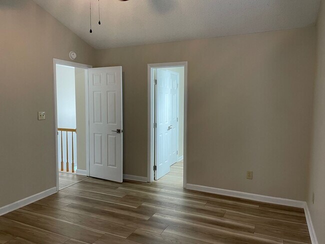 Building Photo - 10 Creekstone Ct