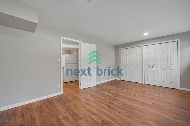 Building Photo - Prime Bellevue Home in a Highly Desirable Neighborhood