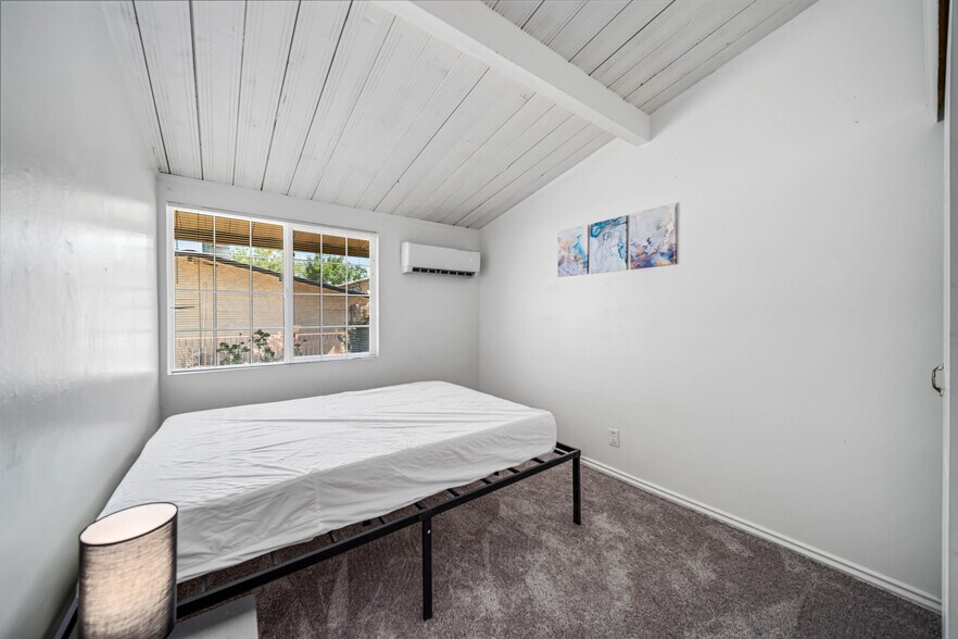 Rooms for Rent-Room 2 - 45426 10th St W
