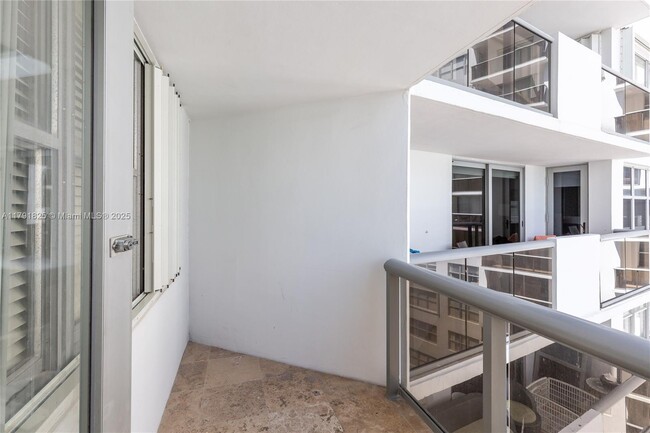 Building Photo - 6039 Collins Ave