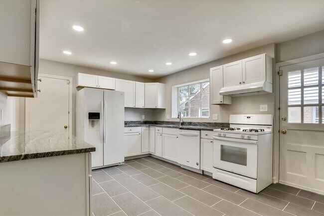 Building Photo - One Level Living -- 5bed / 3bath - Chevy Chase