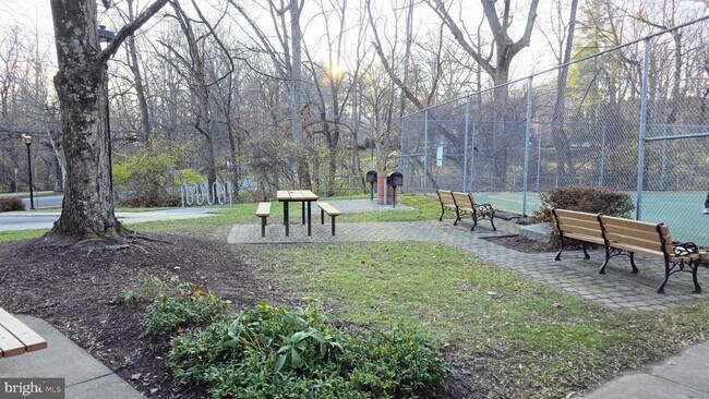 Building Photo - 10636 Montrose Ave