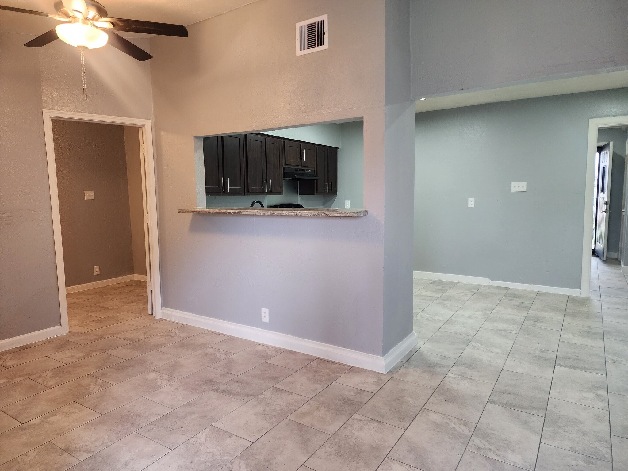 Building Photo - 418 E 1st St