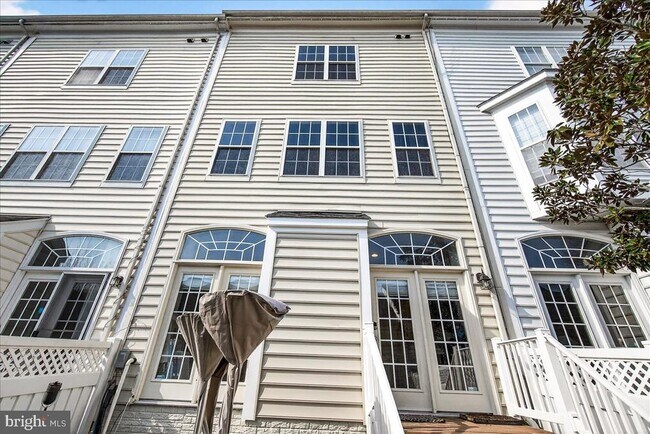 Building Photo - 910 Featherstone St