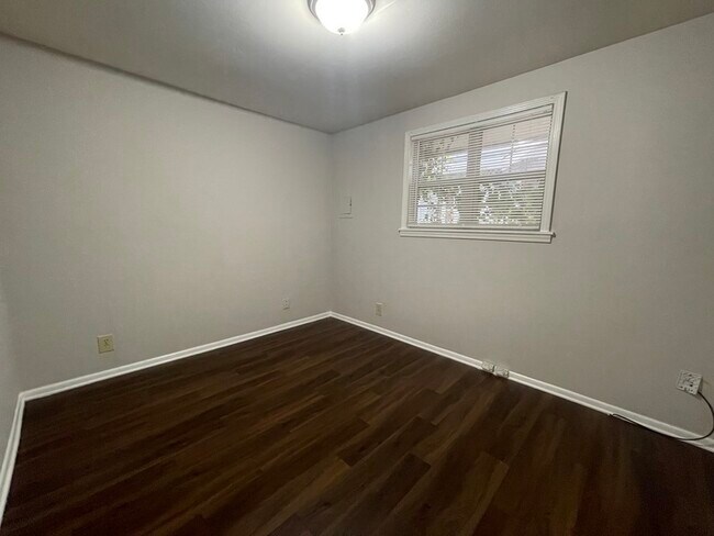 Building Photo - 220 S Laurel Ave