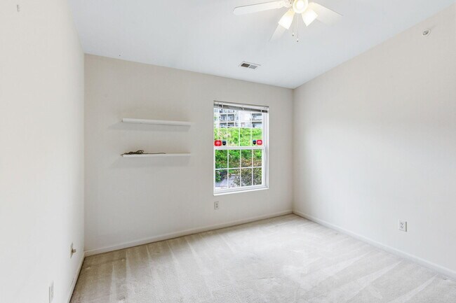 Building Photo - 323 Skyview Ct