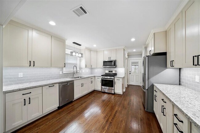 Building Photo - 813 Woodard St