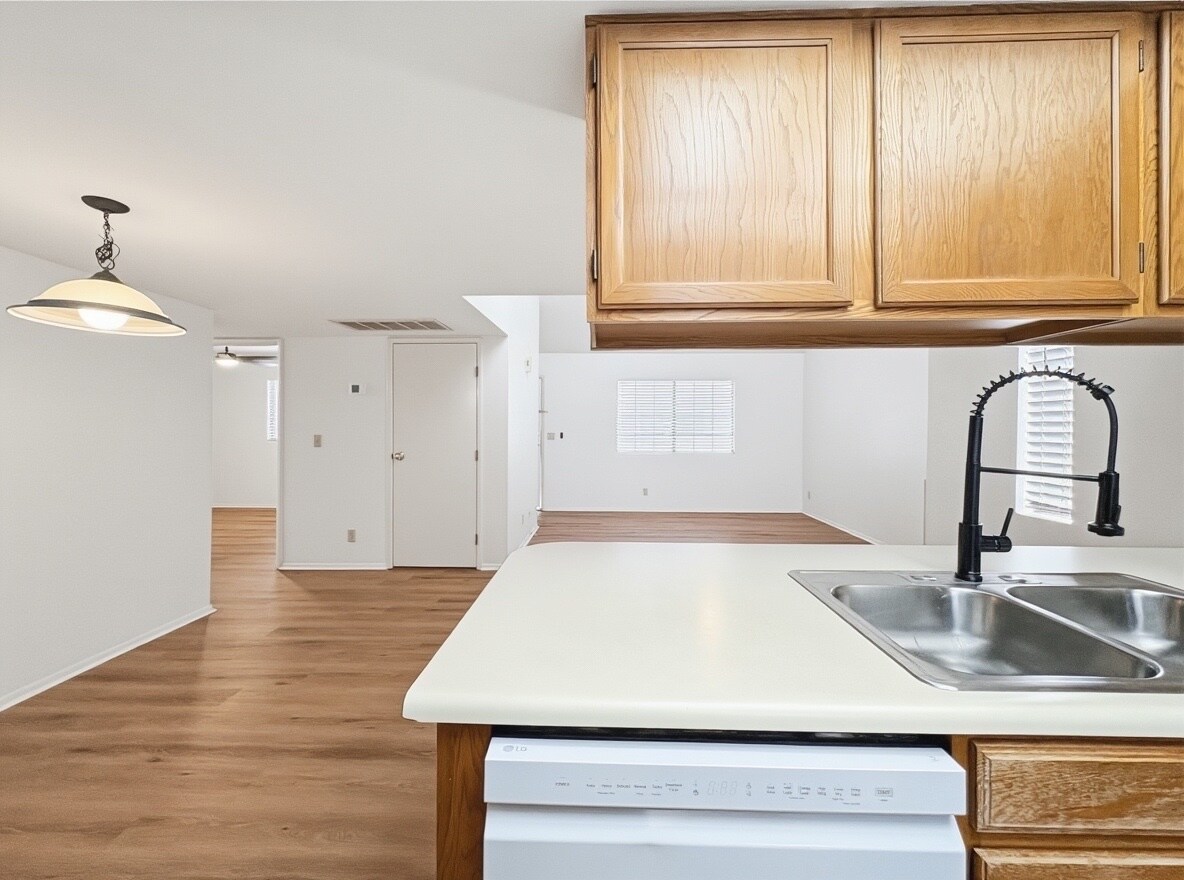 Building Photo - 2020 W Union Hills Dr