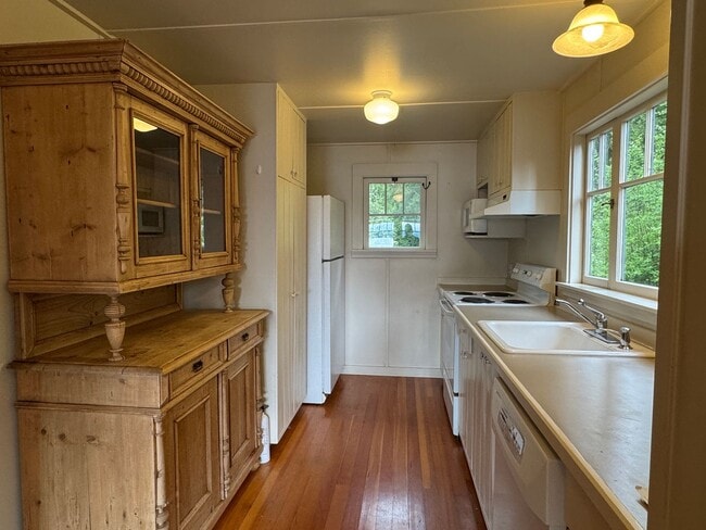 Building Photo - Desirable Indianola waterfront just in time for summer