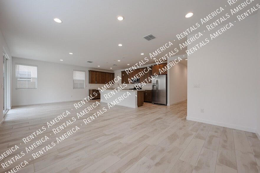 Building Photo - 10151 E Ulysses Ave