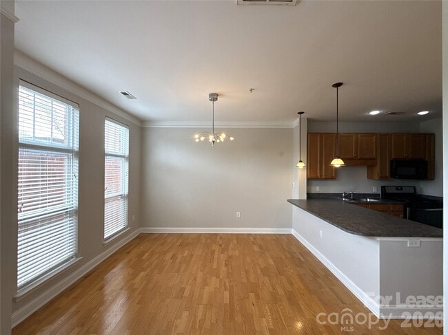 Building Photo - 534 Oakland Ave