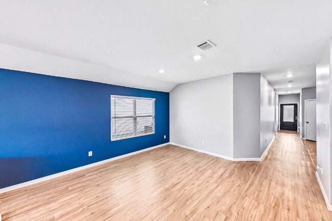 Building Photo - NO CARPET! Up to 1 Month Free Rent with 18-24 Month Lease! No Security Deposit Programs Available.