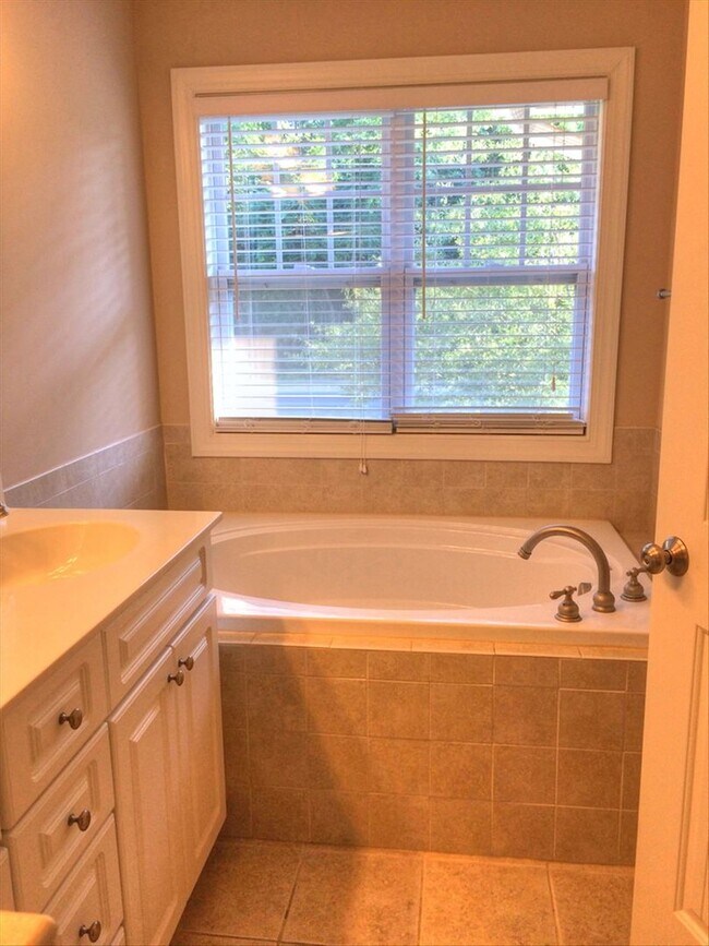 Building Photo - Beautiful 3 Bedroom / 2.5 Bathroom Townhome - Available End of June!