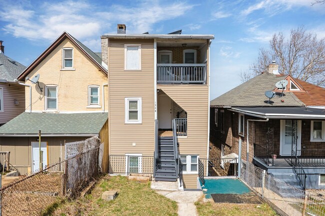 Building Photo - 1348 E 6th St