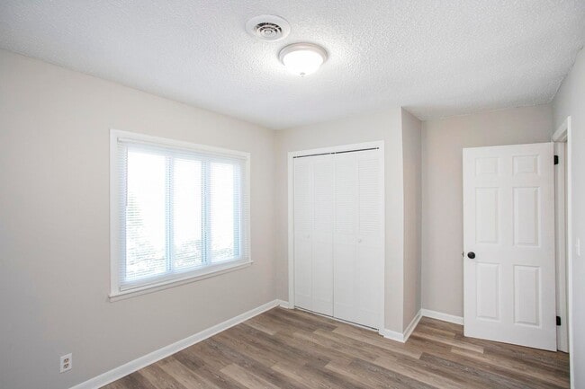 Building Photo - 421 Raintree Dr