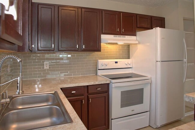 Building Photo - 6003 Oleander Dr