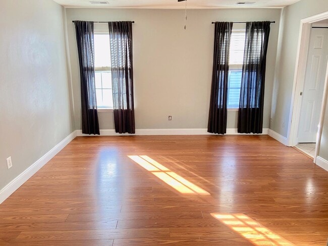 Building Photo - 3BD/2.5BA Home in Chicks Beach with Garage...