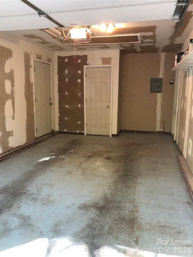 Building Photo - 3700 Sandberry Dr