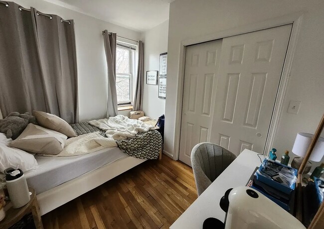 Building Photo - No Brokers Fee Unit in Beacon Hill Top Floor, Big bedrooms, Roof Deck, Laundry on a Site