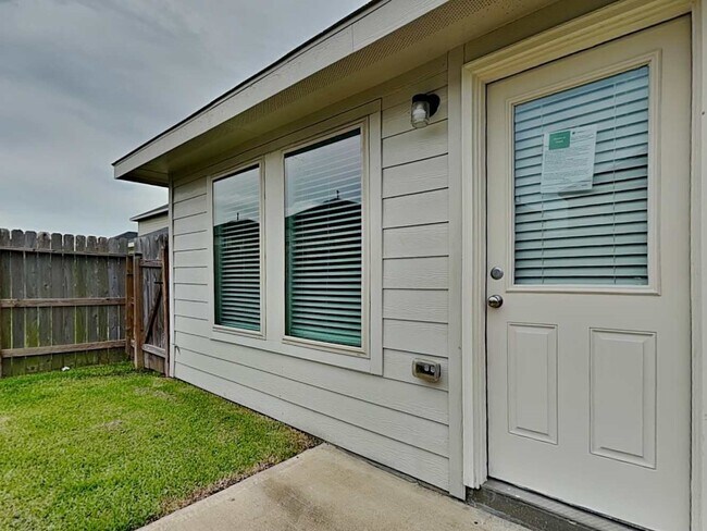 Building Photo - 18714 Mercer Fls Dr