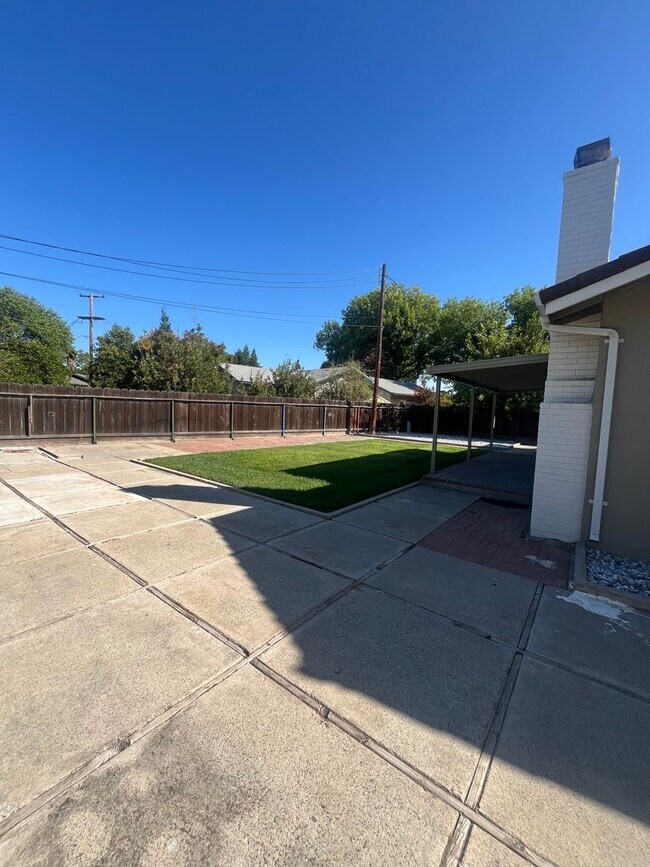 Building Photo - Beautiful 3 Bed 2 bath Home with Spacious backyard!