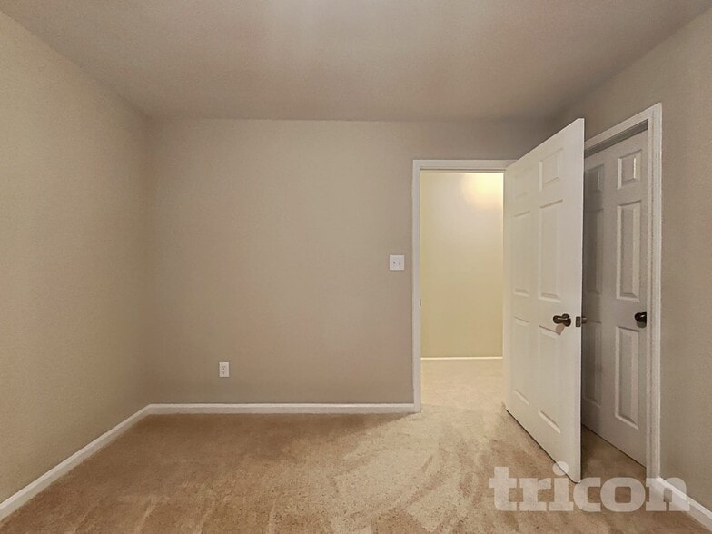 Building Photo - 6902 Fenwick Dr