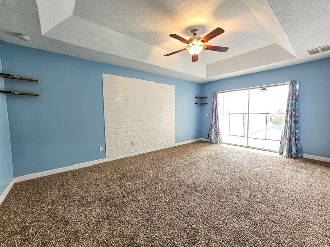 Building Photo - Waterfront Pool Home in Desirable Sunset Lakes