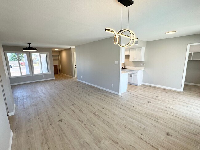 Building Photo - Newly Renovated 3 bedroom 2 bathroom House In Tempe. Private Pool With Pool Service Included