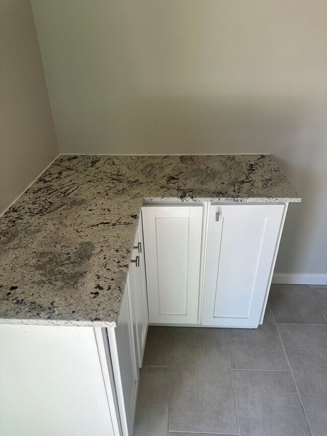 Building Photo - Beautiful home with everything you could want