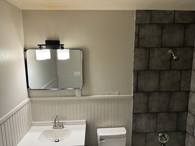 Building Photo - Great 3/2 House In Quiet Area