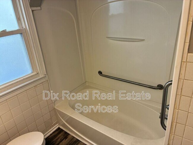 Building Photo - 112 Iroquois Ave