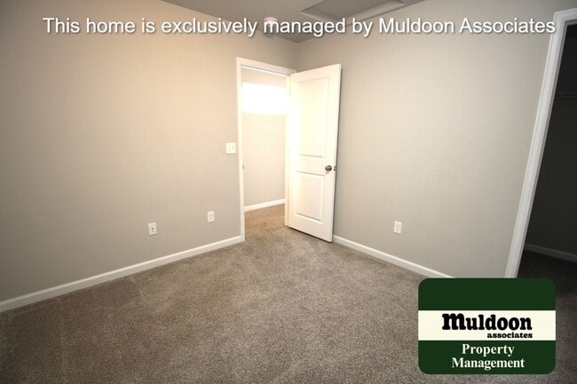 Building Photo - Beautiful end unit townhome