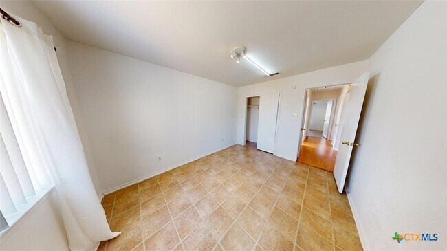 Building Photo - 411 Tomahawk Dr