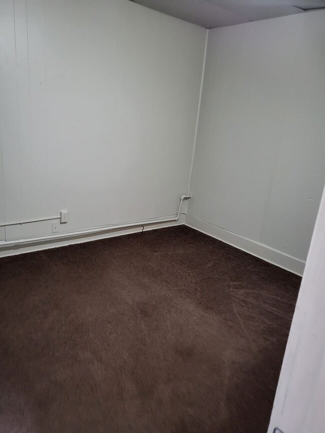 Building Photo - Flow through house with washer dryer hook up and off street parking