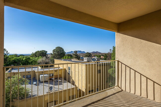 Building Photo - 2353 Saturn Cir