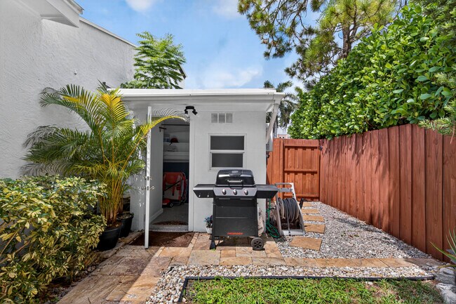 Building Photo - 510 NE 8th Ave