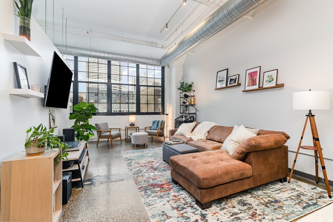 Building Photo - 500 Robert St N