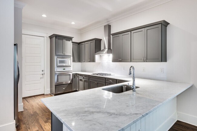 Building Photo - Stunning 4BE/3.5BA home in the heart of Green Hills!