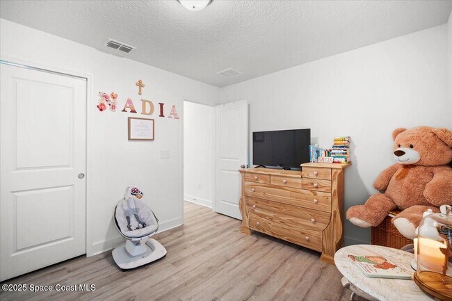 Building Photo - 527 Glaspell Cir SE