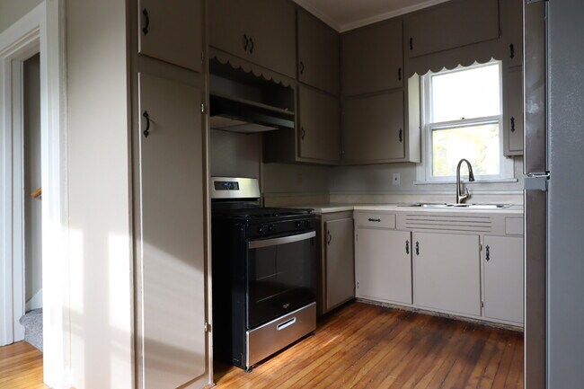 Building Photo - Large Updated 4 Bedroom Single Family Home