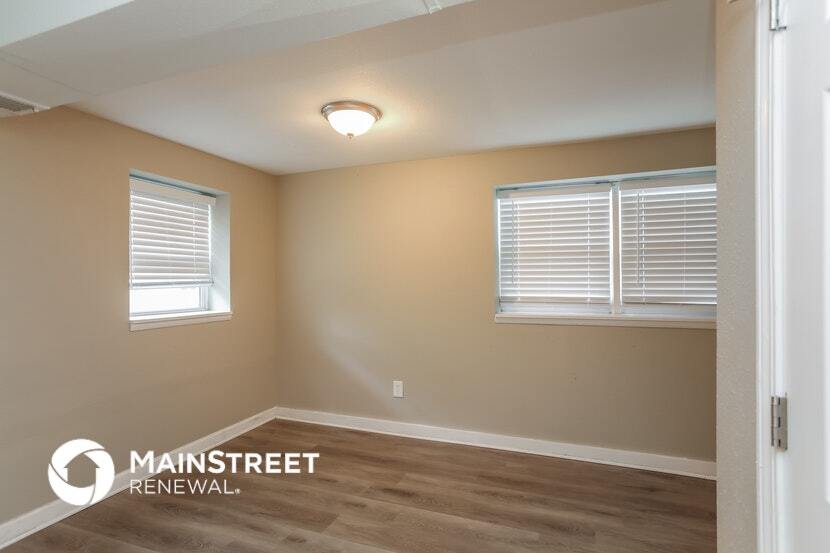 Building Photo - 1006 SW Lakeview Blvd