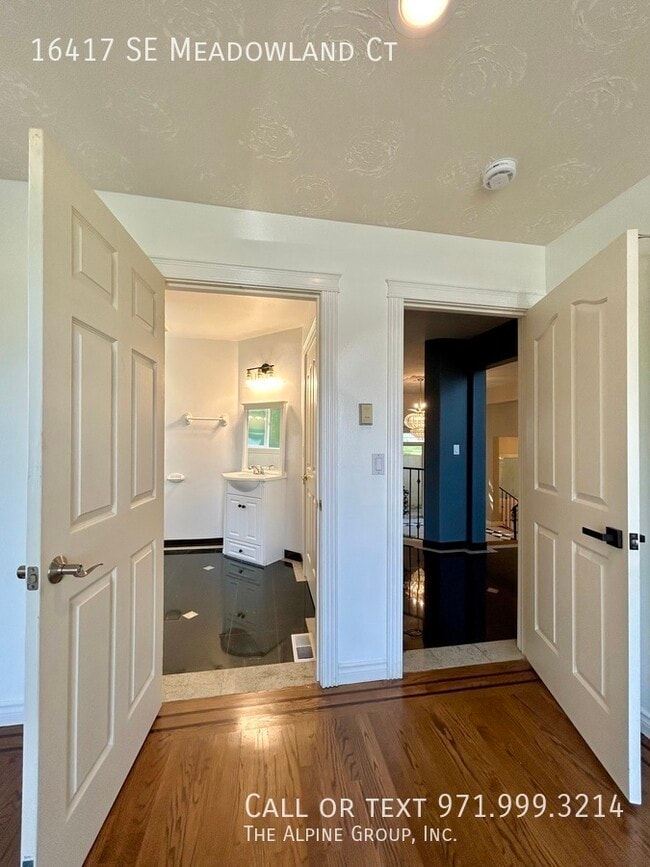 Building Photo - 16417 SE Meadowland Ct