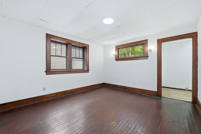Building Photo - Freshly Updated 3BR Home