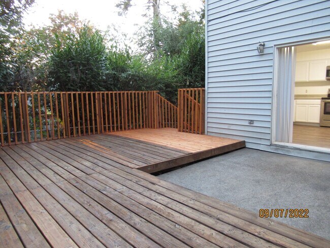 Building Photo - MOVE-IN SPECIAL!*** Fully Remodeled Townho...