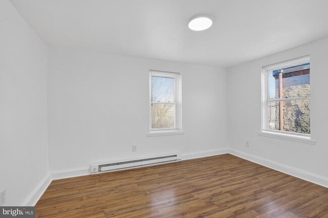 Building Photo - 1733 W Oxford St